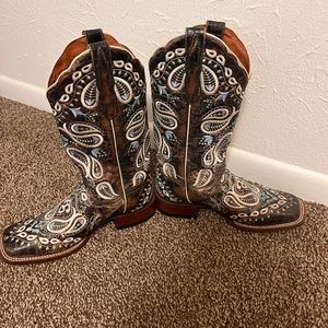 Women’s Dan post boots. Brown with blue and cream paisley embroidery. Tight 7.5